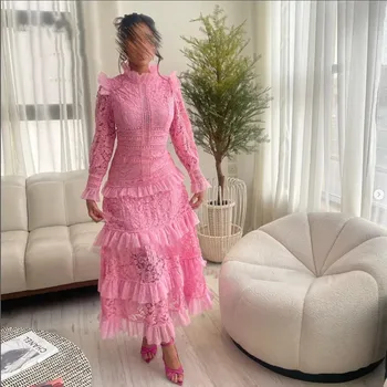 Платье Flora, Розовое кружевное вечернее платье с высоким воротом, арабские кружевные аппликации, Многоуровневые трапециевидные длинные рукава, Элегантные вечерние платья 2023